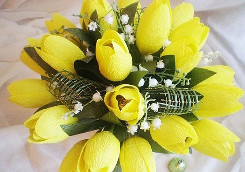 тюльпаны из конфет своими руками. букет из конфет тюльпаны. подарок из конфет тюльпаны. тюльпаны из гофрированной бумаги по шагово. конфетный букет тюльпаны.