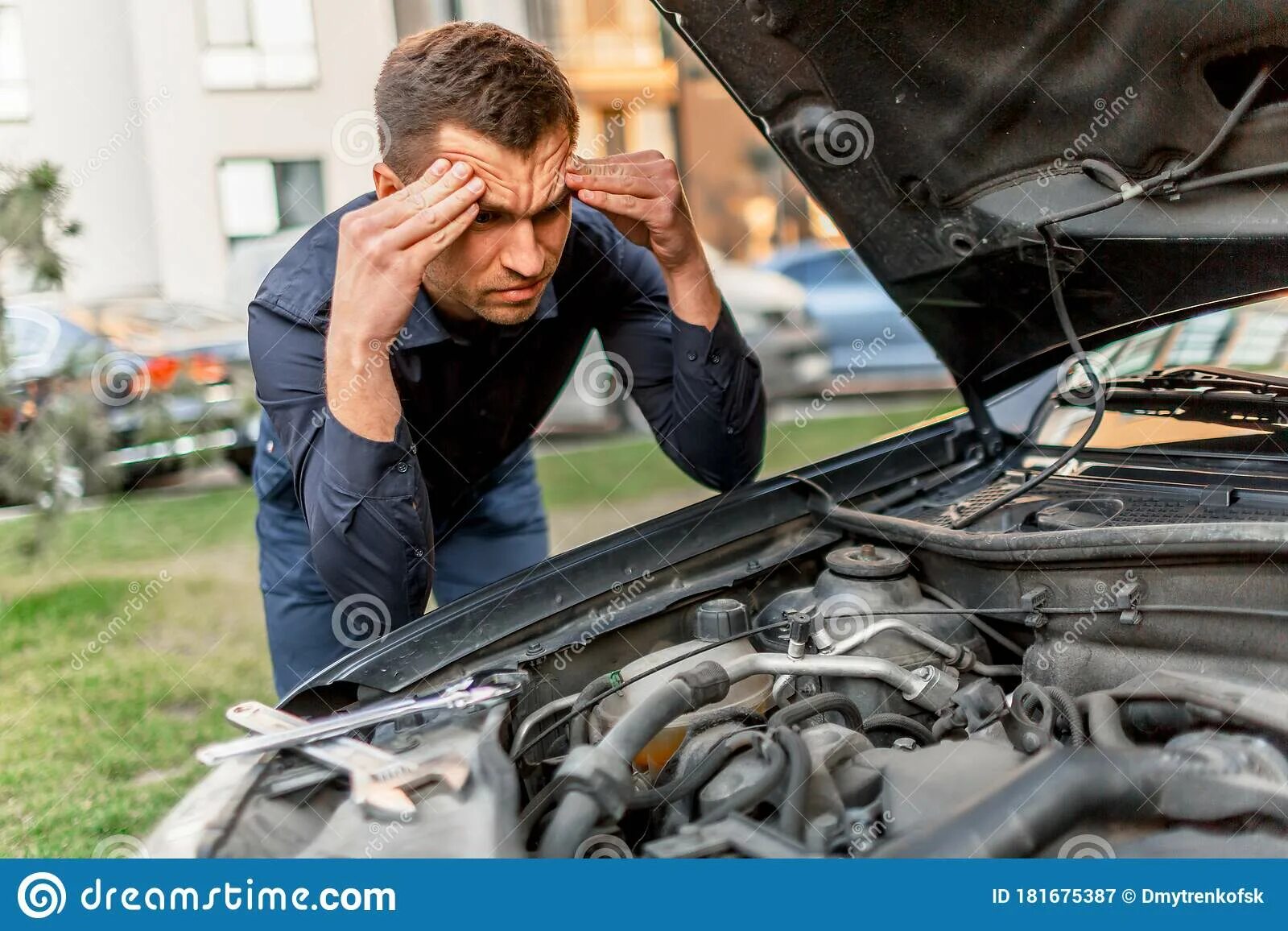 Car open hood png. Машина сломалась. Машина сломалась. Сломался автомобиль на дороге. Человек задумался в машине.
