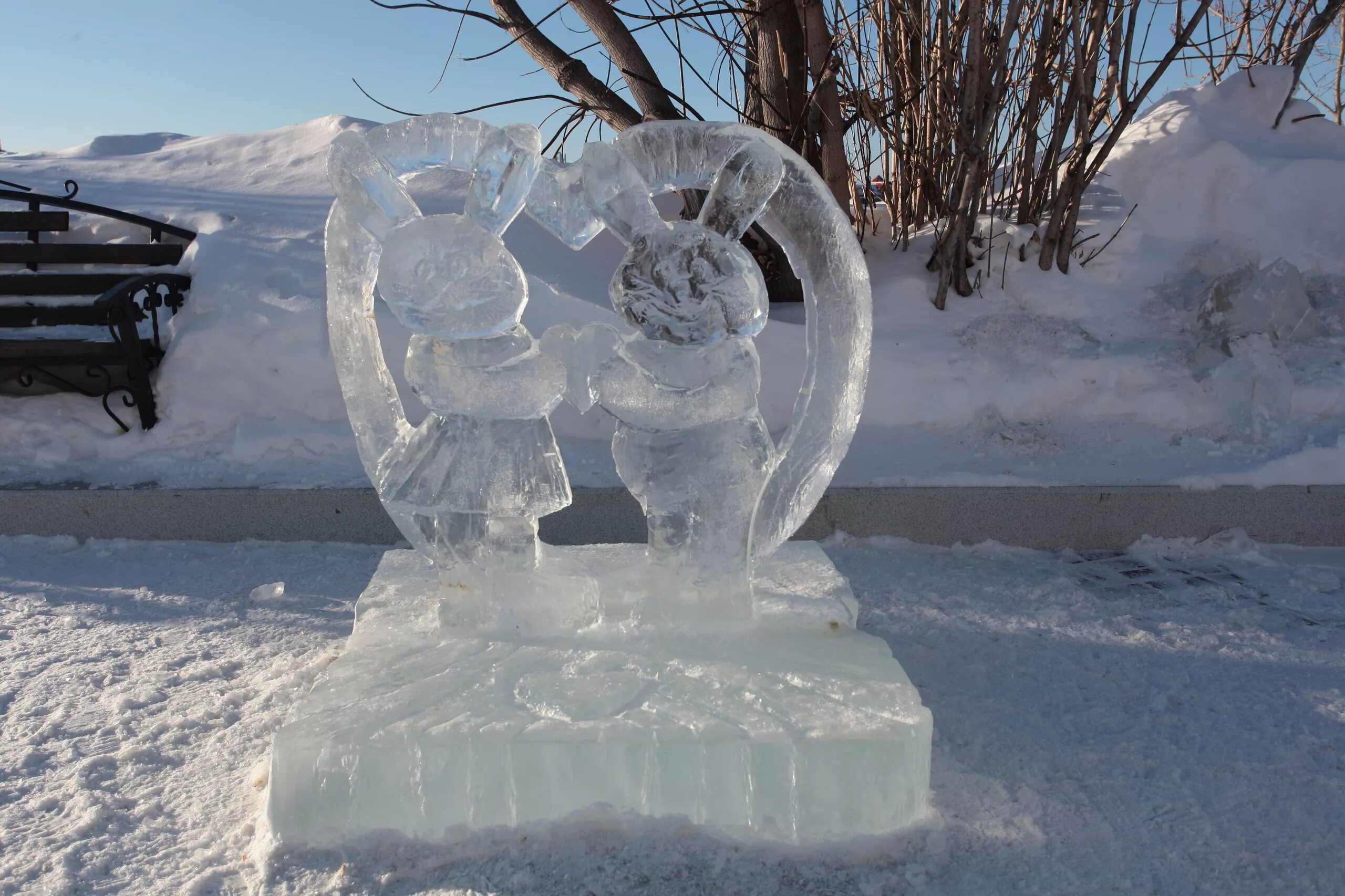 ледяной заяц. ледовая скульптура кролик. скульптура зайца из льда. ледяные фигурки для детского сада. фигура зайца из льда.