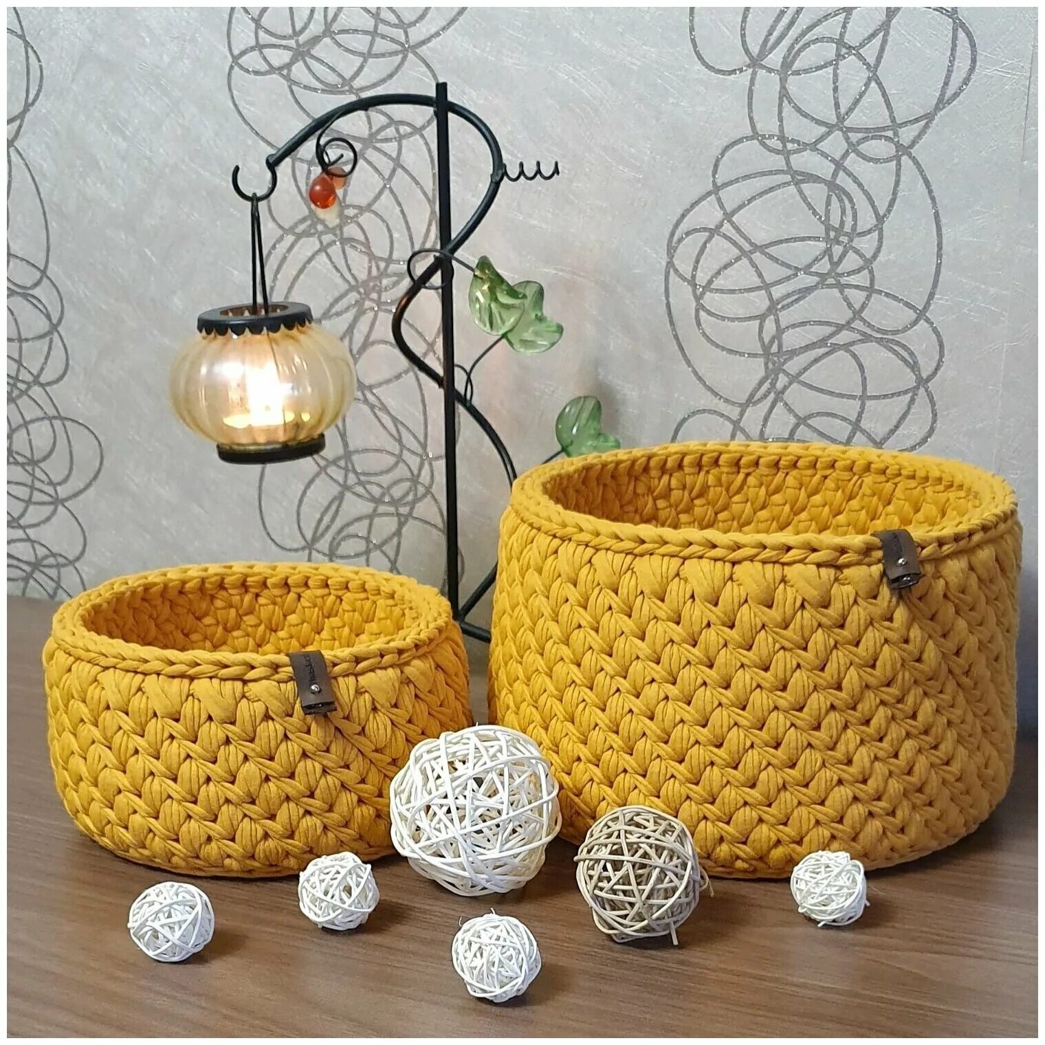 джутовая корзинка zara. корзины из трикотажной пряжи. вязаные интерьерные корзины. вязаные корзинки в интерьере. вязаные корзинки.