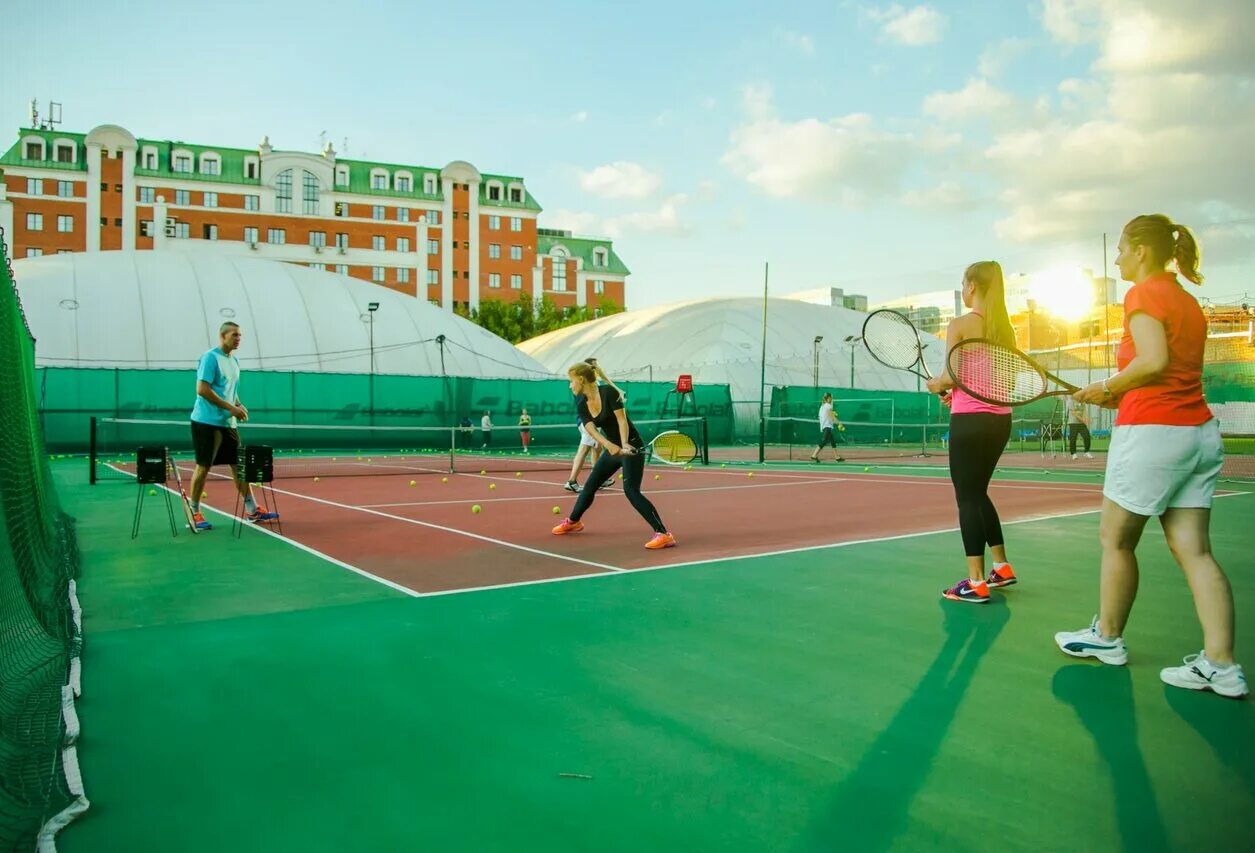 запатентован корт для игры в большой теннис. корты для большого тенниса в москве. занятия теннисом в москве. большой теннис. тренировка по теннису.