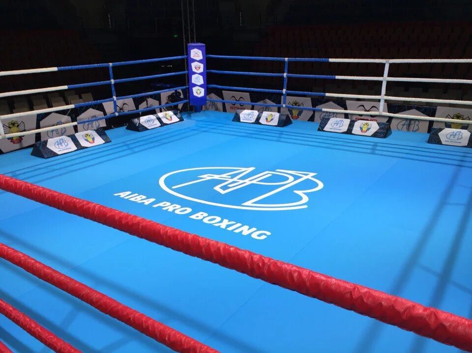 Кертис харпер боксер. Ринг. Кинг бокс ринг. Олимпийский боксёрский ринг на помосте размер ринга 7,8 х7,8. Боксерский ринг пустой.