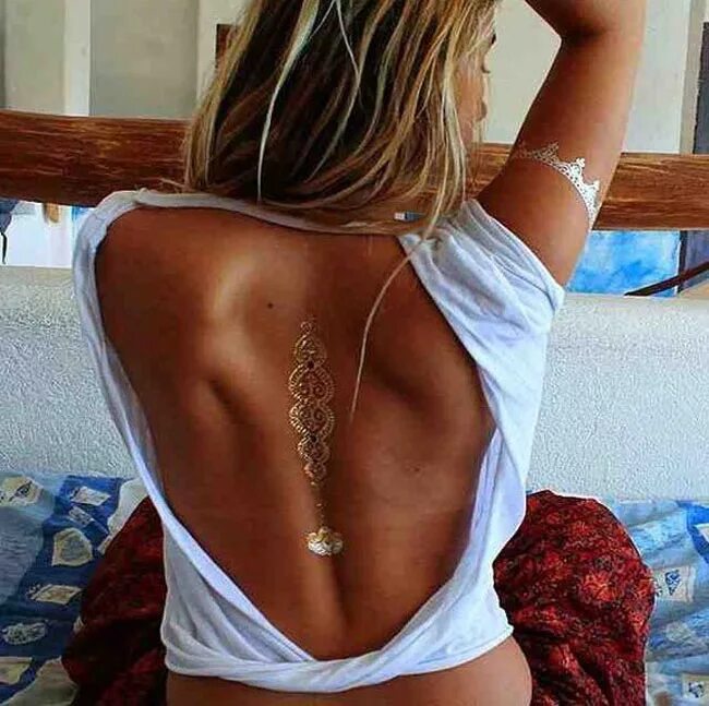 солнечные татуировки для загара. кейа со спины. тату загар. рисунки загаром на теле. фигурный загар.