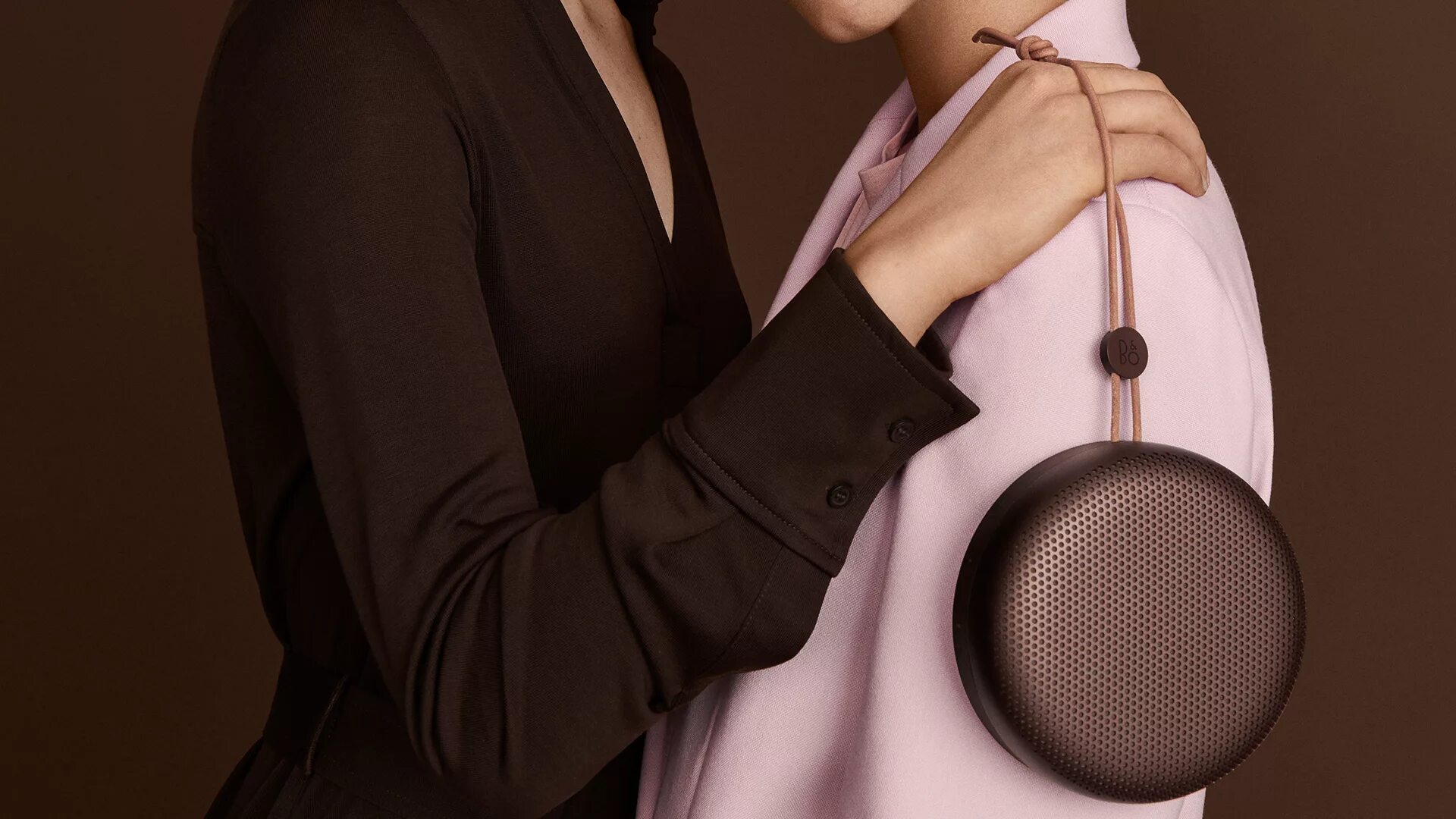 Bang olufsen обзор. BEOPLAY a1. Портативная колонка Bang Olufsen. Колонка бэнг Олуфсен. Bang Olufsen BEOPLAY.