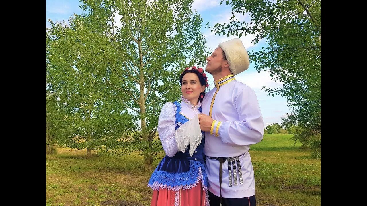 Под окном высокий песня широким. Под окном широким под окном высоким вишня. Под окном широким. Под окном черемуха колышется автор. Черёмуха колышется песня текст.