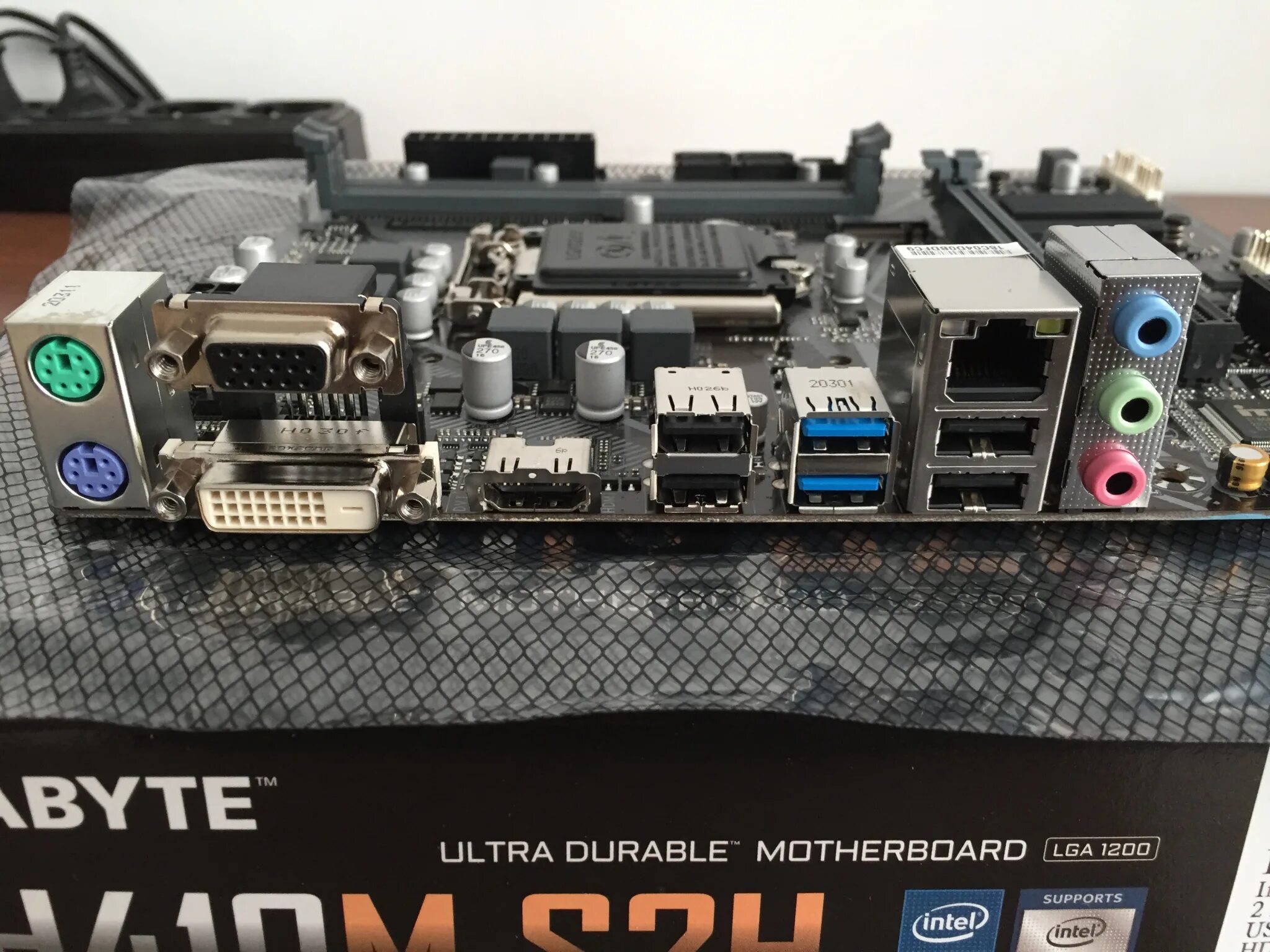 Материнская плата Gigabyte h410m s2h v3. Gigabyte h410m h v2. ASUS Prime h410m-a. Материнская плата гигабайт h410m s2h v 2. Intel h410