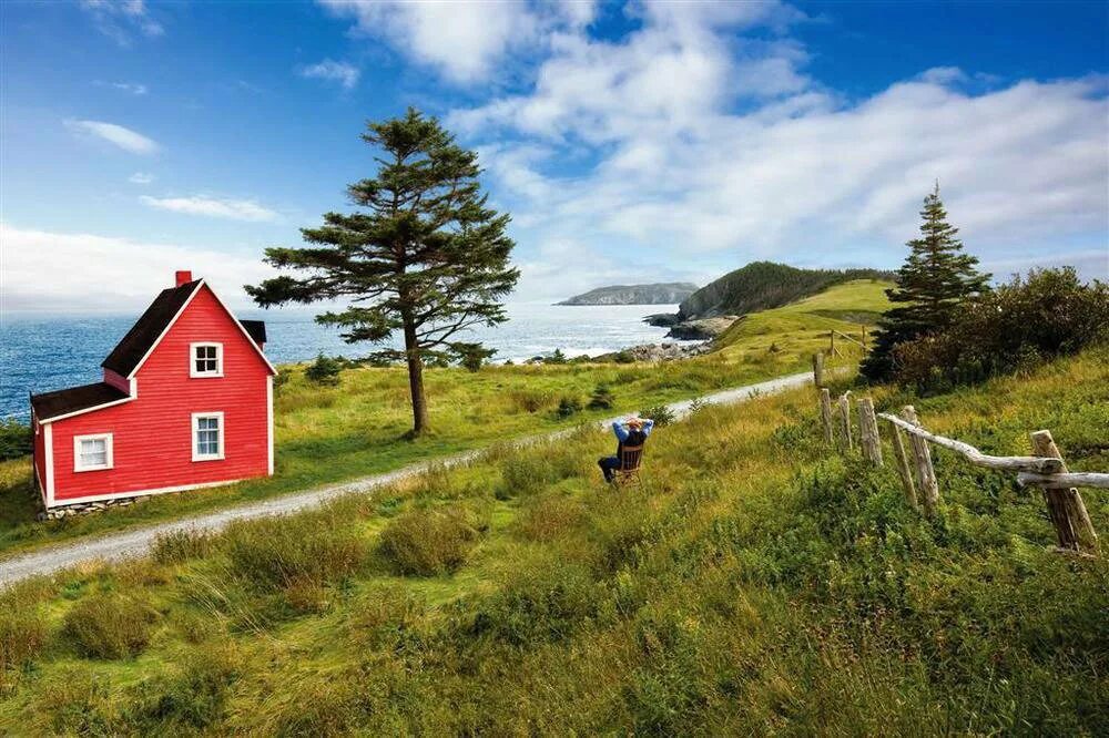 Вдали от дома под. Одинокий дом у озера в Норвегии. Хаттфьелльдал Норвегия избушка. Одинокий домик в Норвегии. Красные домики в Норвегии.