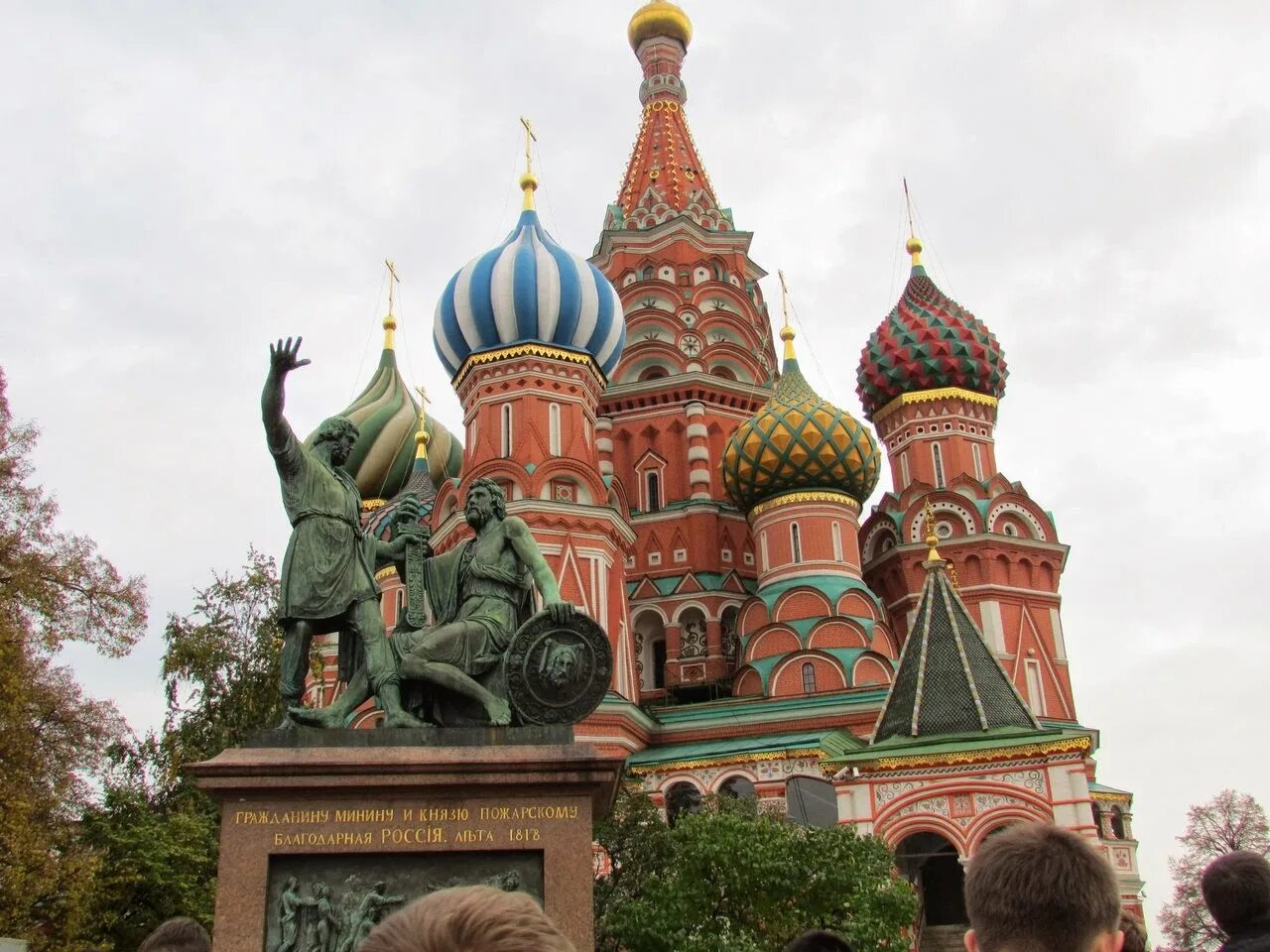 Москва народные названия. Памятник Минину и Пожарскому. Минин и Пожарский Москва. Минин и Пожарский памятник.