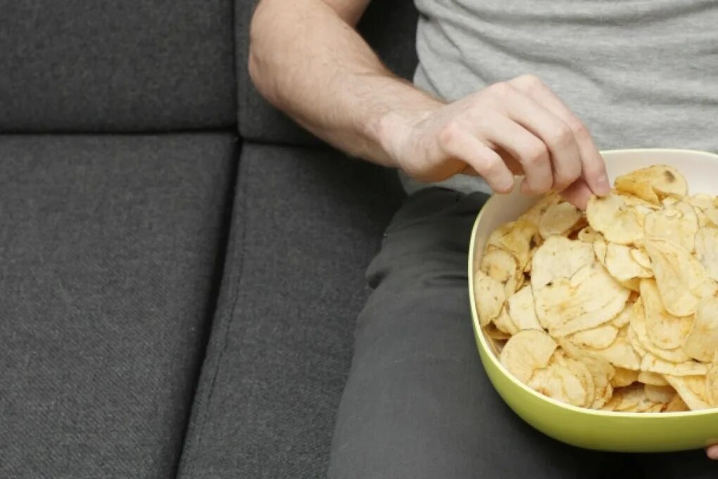 Eating potato chips. Человек с чипсами. Eating potato chips. Eating potato chips. Хрустящая еда.