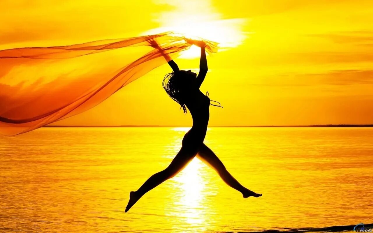 Полон жизненной энергии. Девушка на закате. Счастливая девушка на фоне заката. Девушка танцует на закате. Легкость и радость.