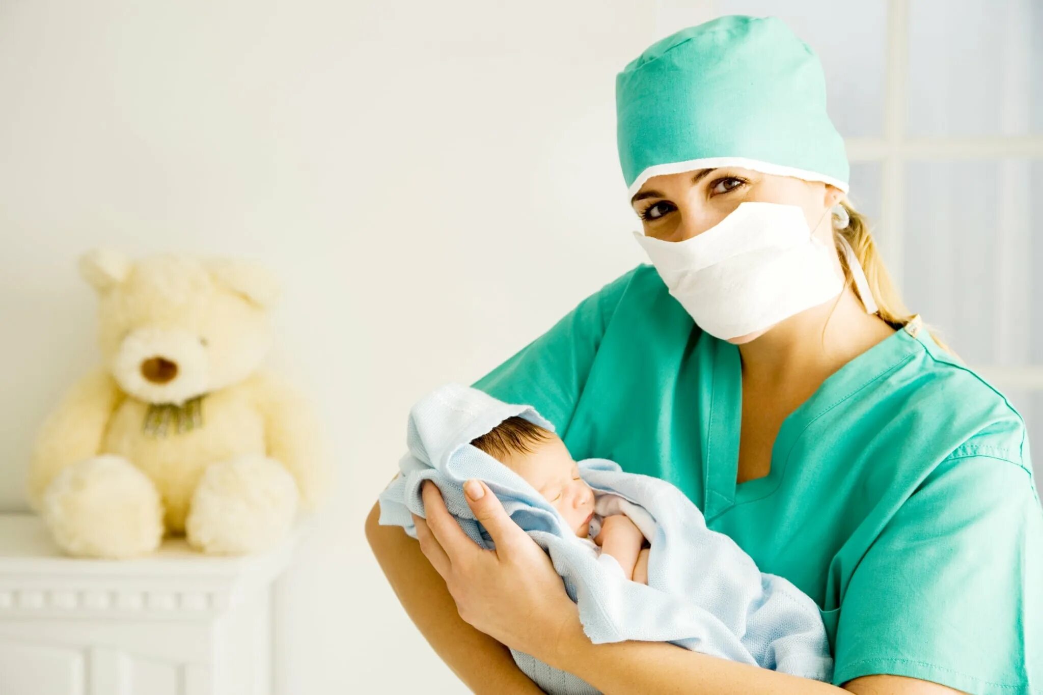 Медсестра пародировала младенцев. Новорожденный ребенок и врач.