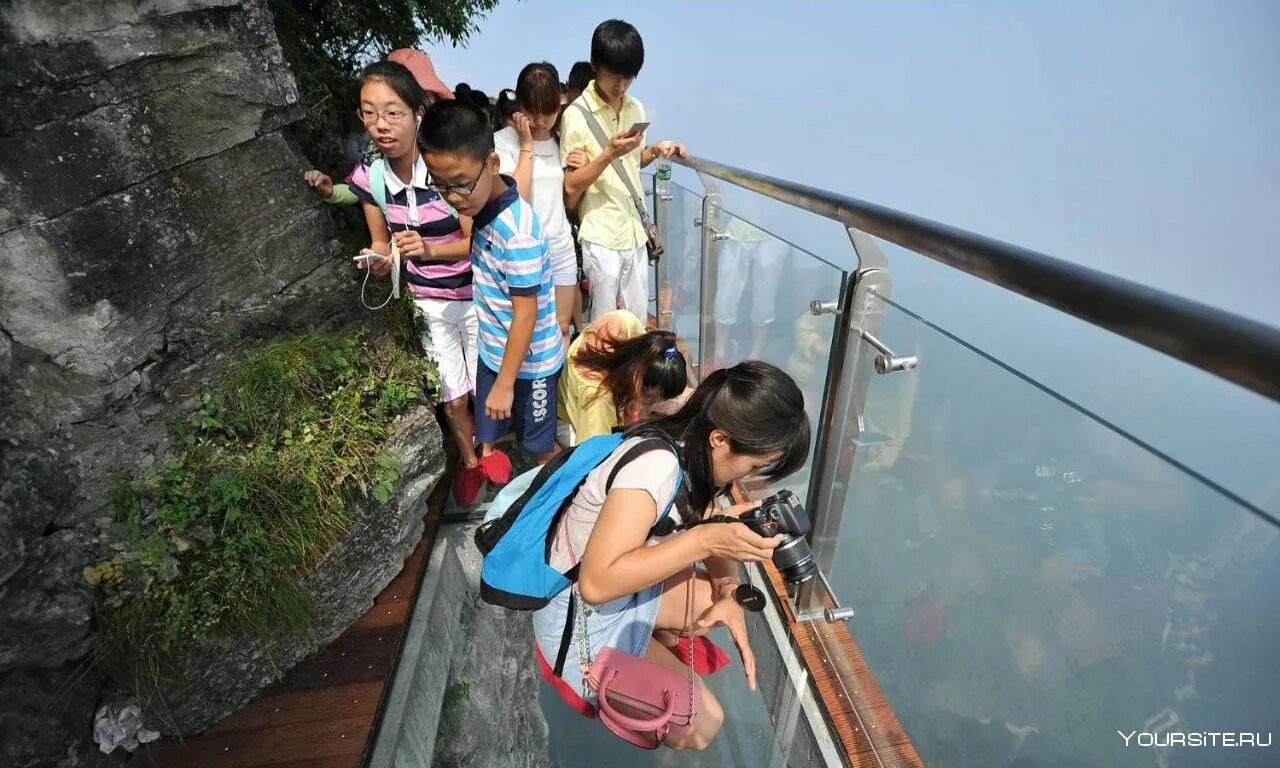 Китайские развлечения. Стеклянная тропа Тяньмэнь Китай. Тропа страха в Китае. Стеклянная тропа страха на горе Тяньмэнь в Китае. Стеклянный мост Бэйдайхэ.