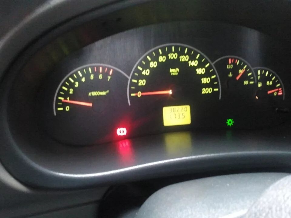 Замена лампочек в комбинации панели приборов - Lada Калина хэтчбек, 1,4 л, 2011 