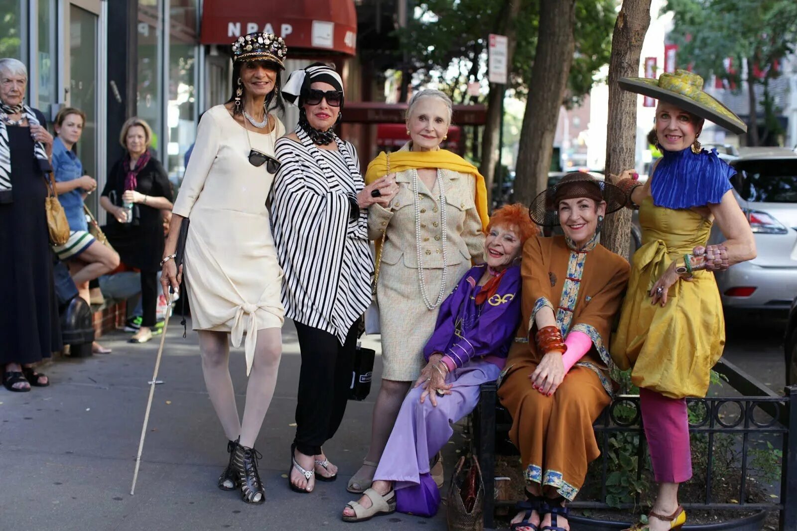 Бабушки тройничек. Модные старушки. Модная бабушка. Четыре модные старушки. Модные бабушки подружки.