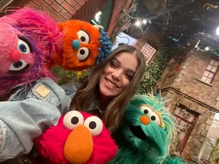 Sesame Street : wanna wanna monsters day friend HaileeSteinfeld Sesame Stre...