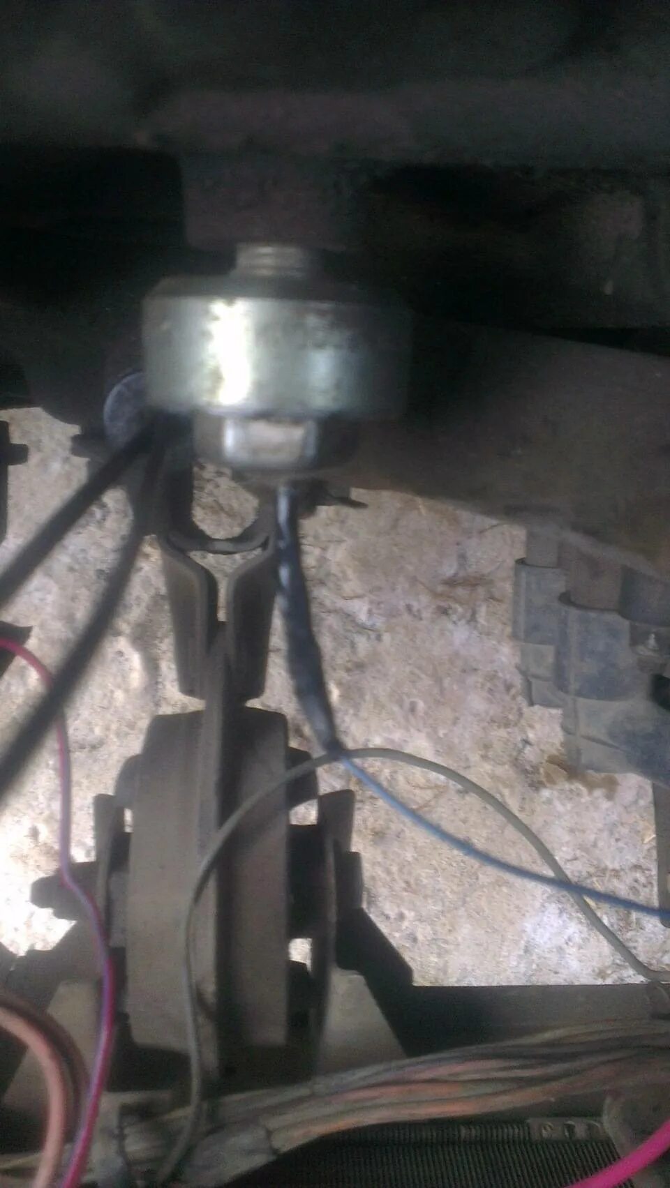 Датчик над двигателем ваз 2114. Ваз 2106 инжектор драйв 2. Датчик детонации ваз 2109 инжектор. Инжекторный двигатель ваз 2106. Прогорел клапан нива шевроле.