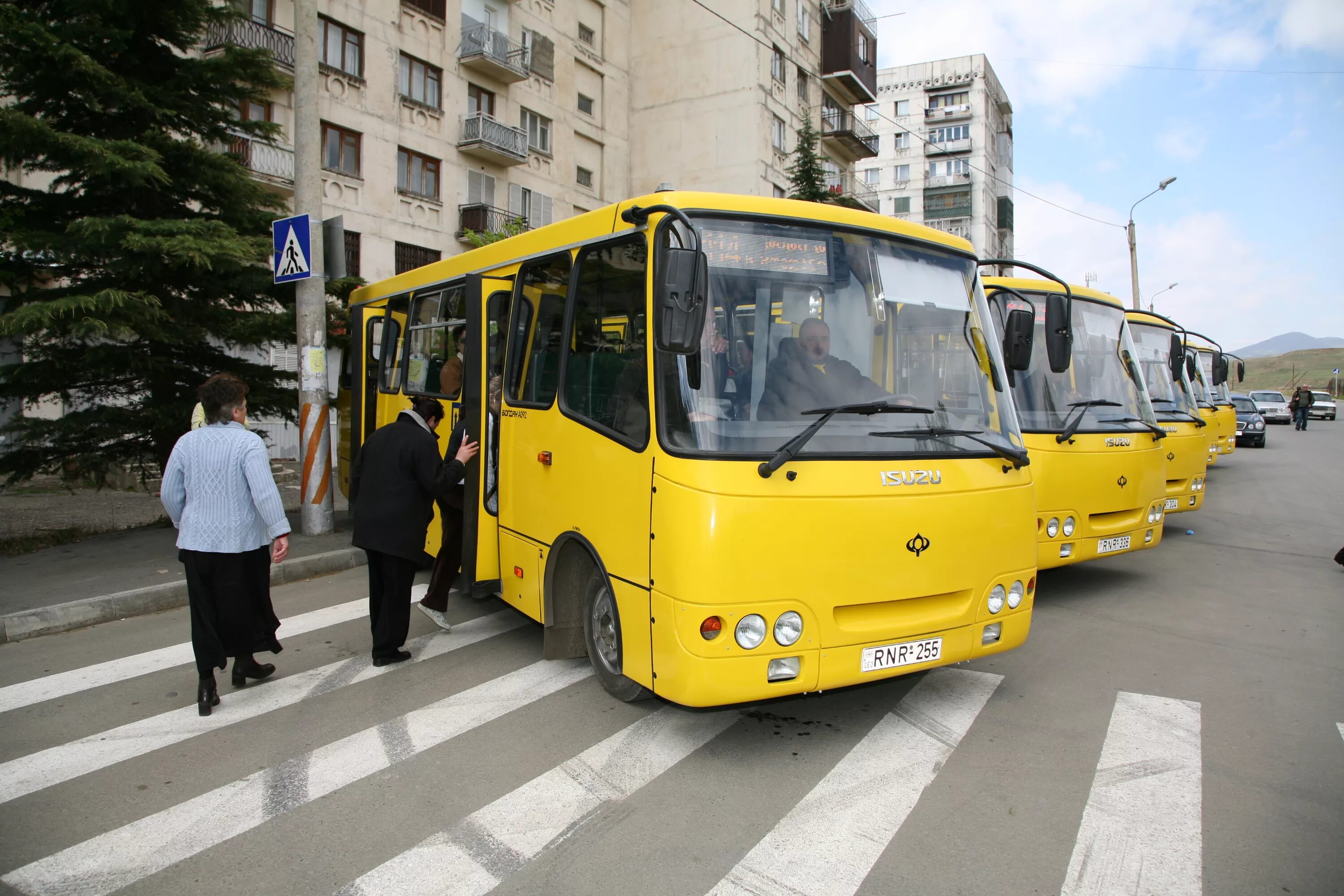 Автобус. Автобус желтый. Маршрутный автобус. Автобусы России.