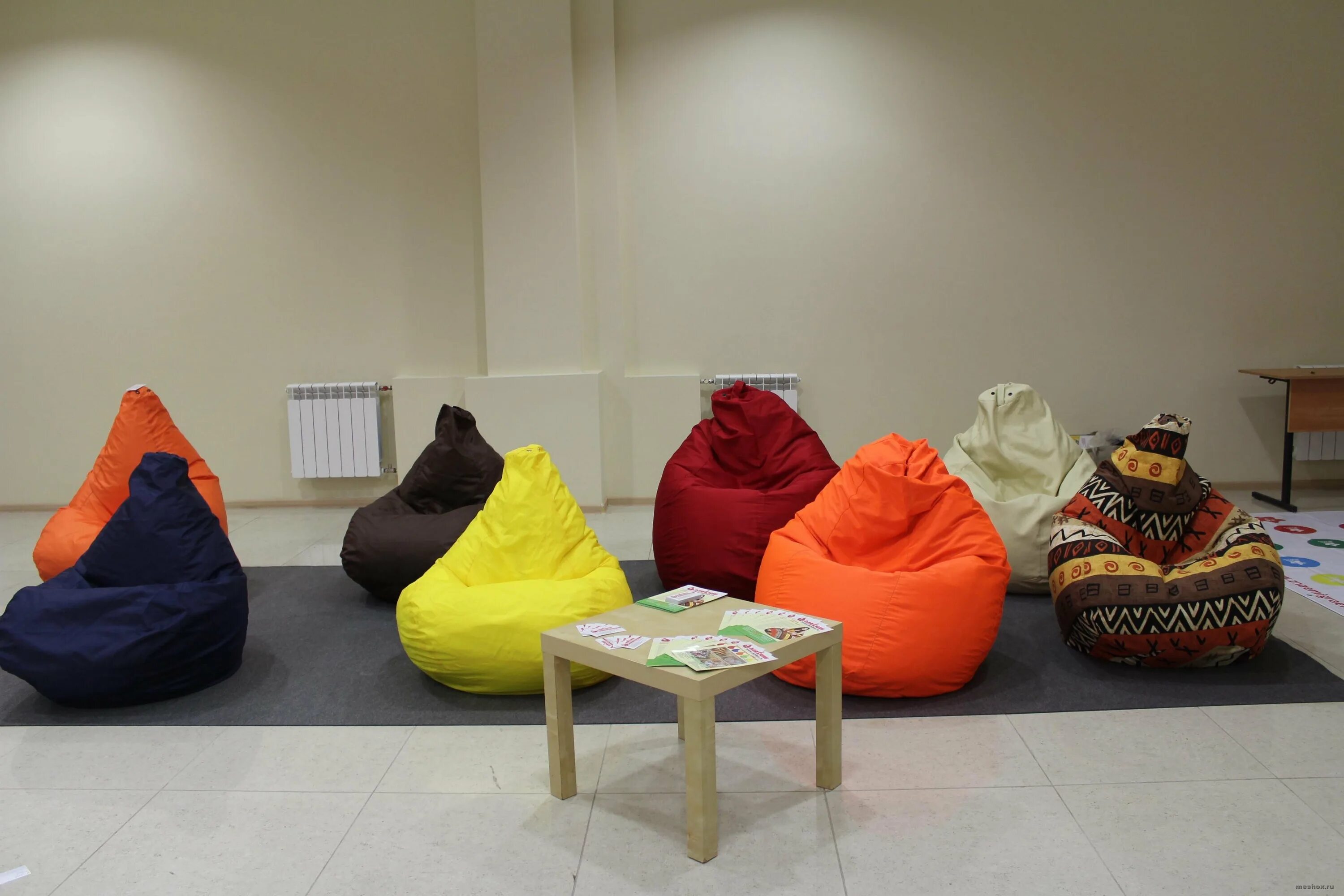 Пуфик табуретка. Комната с пуфиком. Кресло подушка мешок. Комната с пуфиком. Пуфы в интерьере детской.