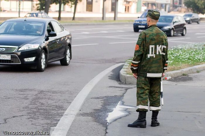 Регулировщики полиция проставить. Сопровождение ваи. Форма инспектора ваи. Дорожно комендантская служба. Комендантский регулировщик.