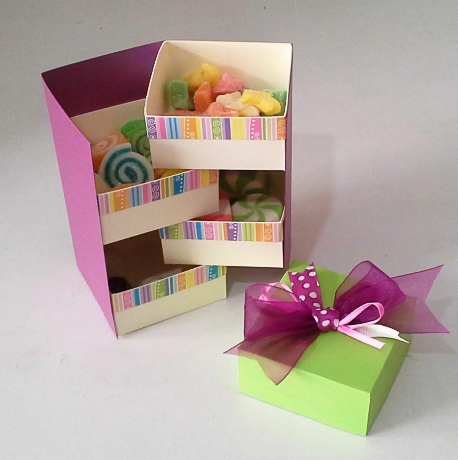 Подарочная коробочка своими руками. Коробка для подарка своими руками. Бумажные коробки для подарков. Подарок в маленькой коробочке.