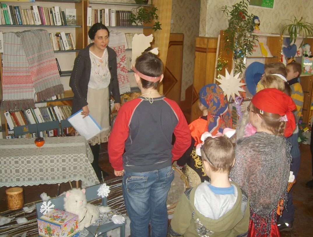 рождественские посиделки в библиотеке. мероприятие к новому году в библиотеке для детей. название мероприятия на рождество для детей. книжная выставка волшебство рождества в библиотеке. название рождественских мероприятий для детей.