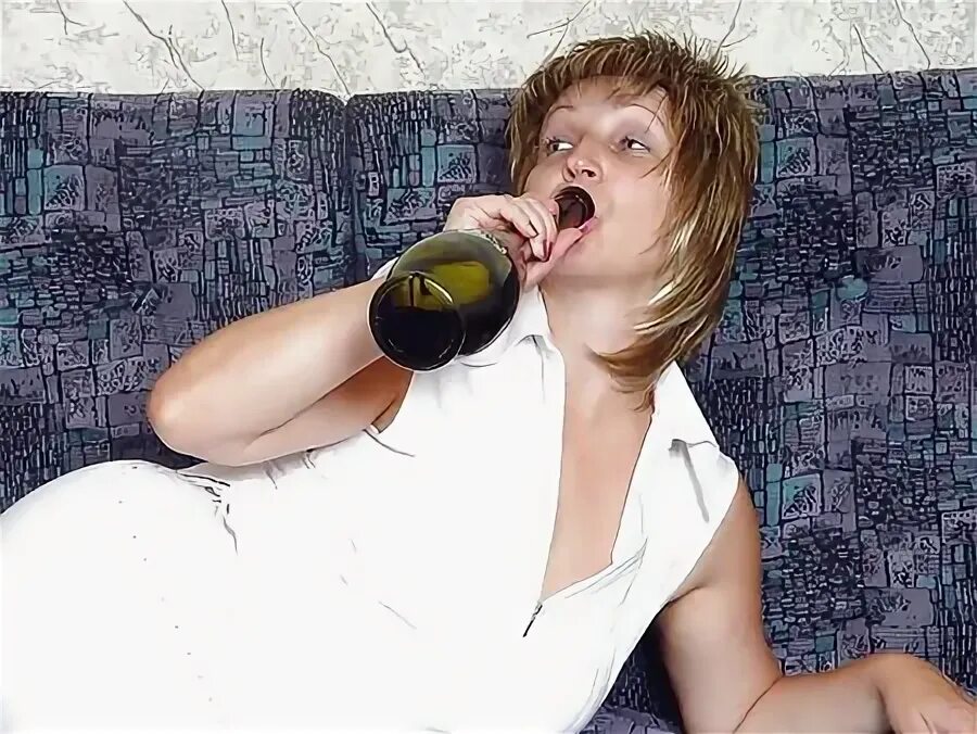 пьющая мать. пьяные мамы крупным планом. сонные мамаши. уставшая мать. грудь спящей.