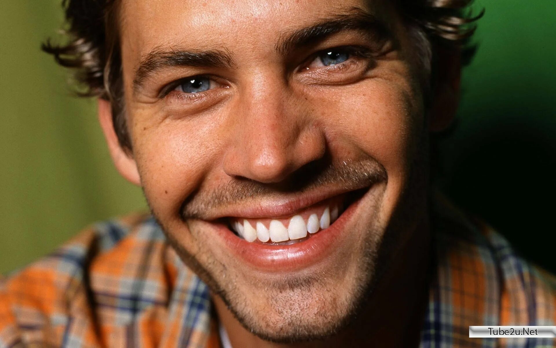Улыбается 3. Пол уокер. paul walker улыбка. красивая мужская улыбка. парень улыбается.