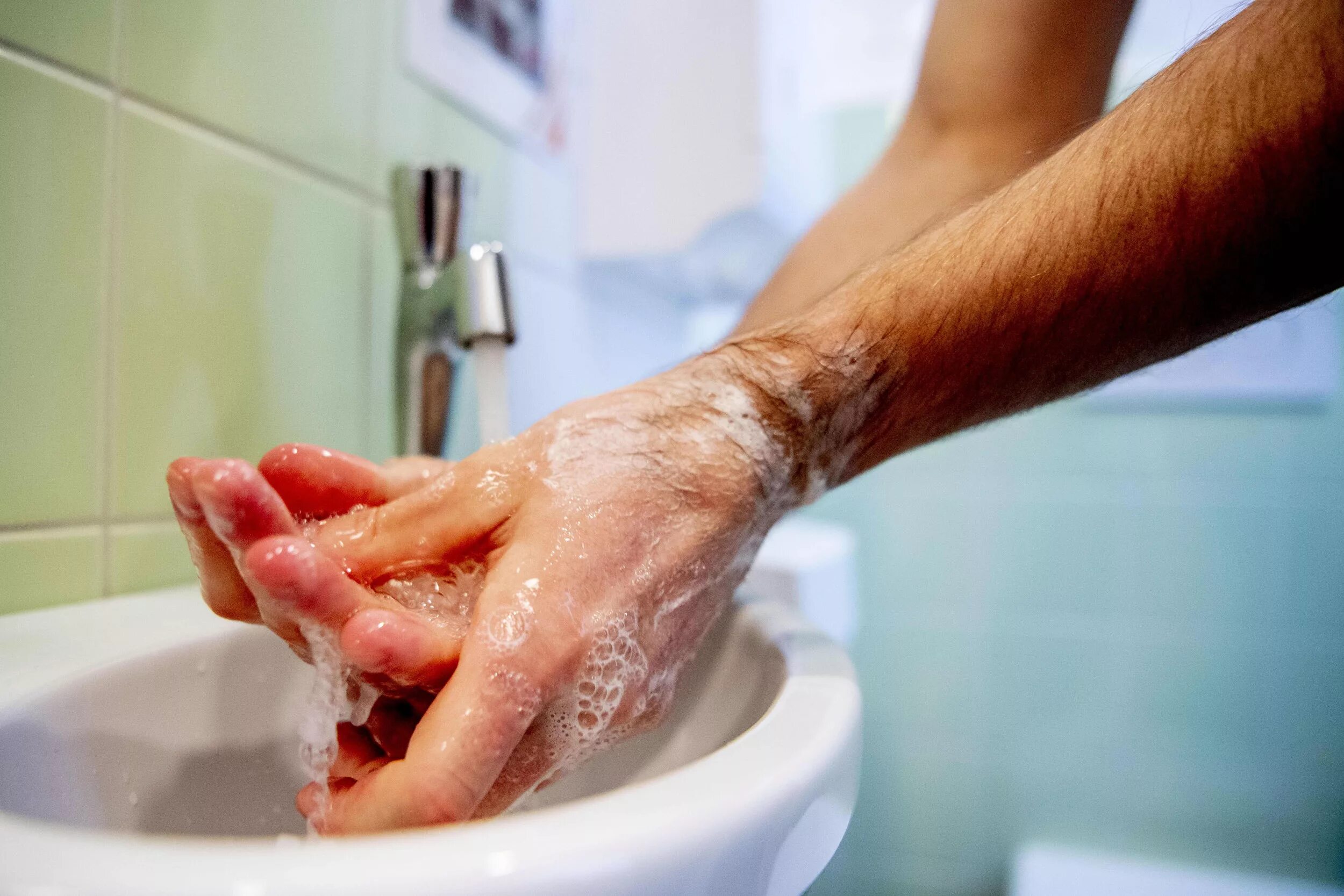 Мою руки 3 минуты. Мытье рук. Мыть руки горячей водой. Неправильное мытье рук. Мужчина моет руки.