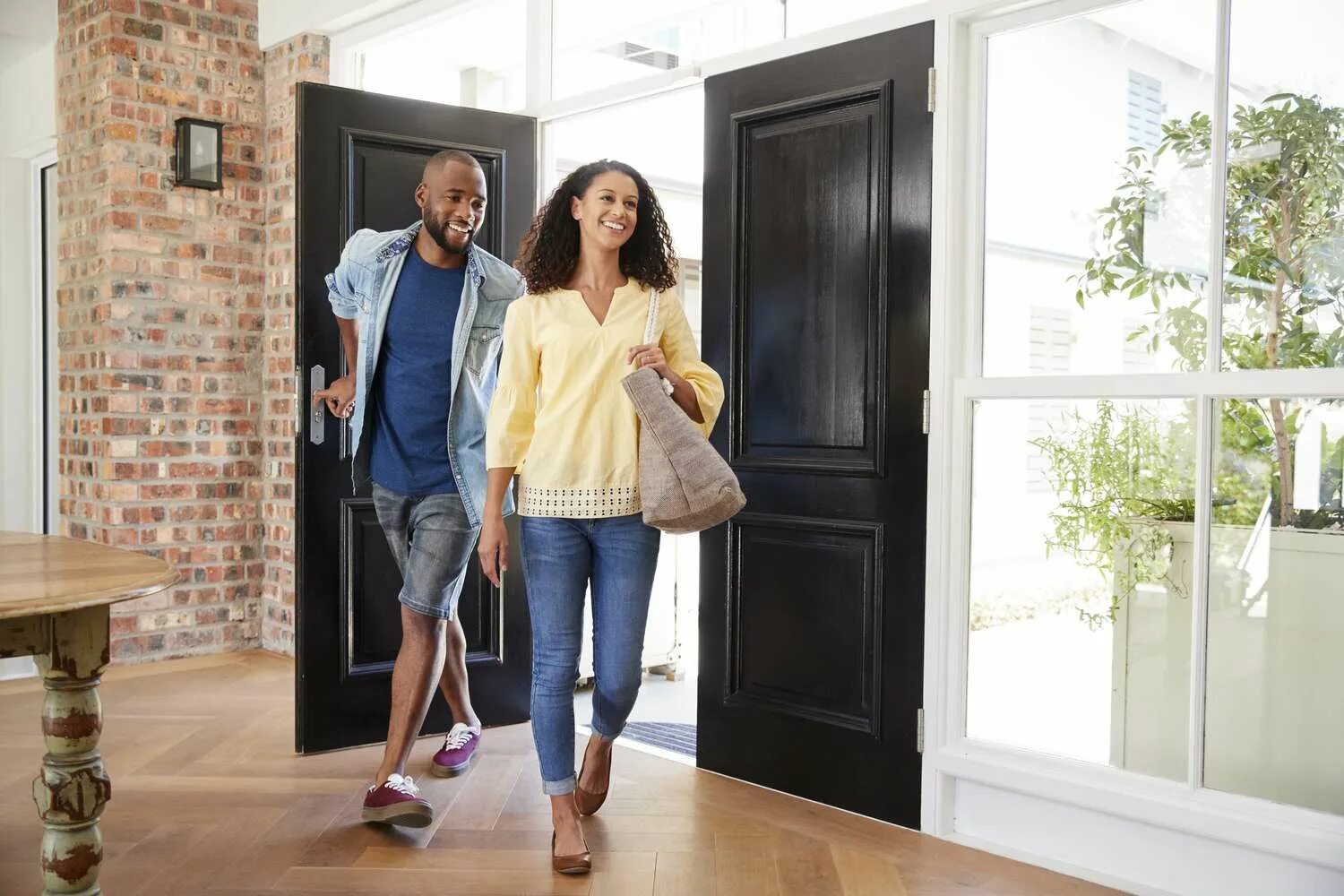 Обнимашки в дверь. Want a new house. Бежать за недвижимостью. Arrive new home. Arrive new home.