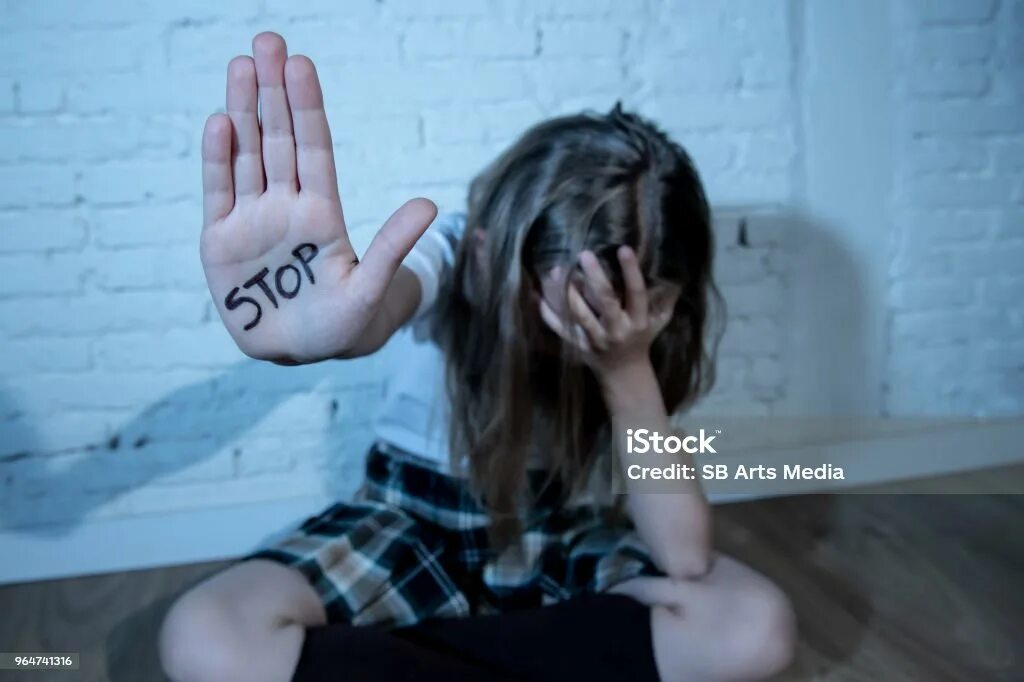 She writes stop. Девочка показывает стоп. Маленькая девочка подвергалась насилию. Испуганная школьница.