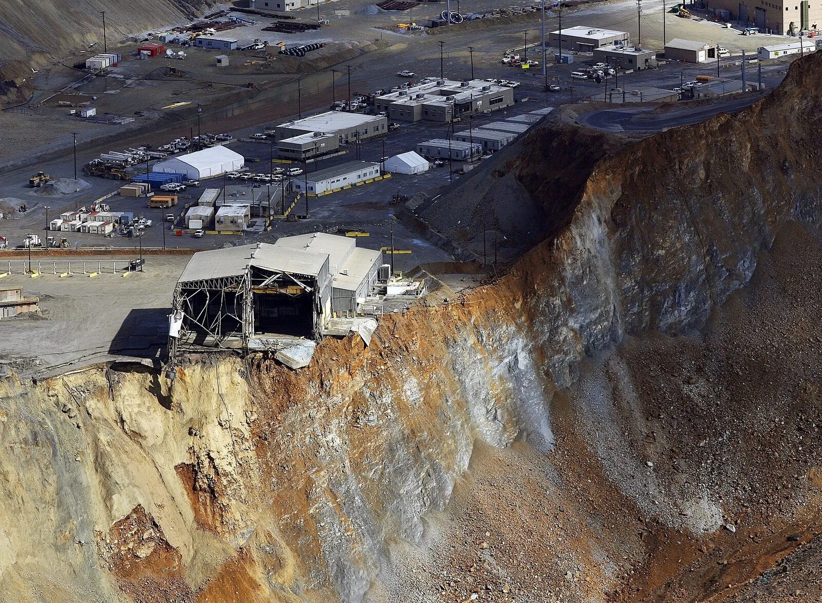 Бингем-каньон оползень. Оползень карьер Бингем США. Карьер Kennecott Bingham Canyon mine. Карьер Бингем — самый глубокий карьер в мире.