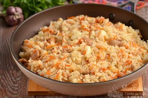 Рис на сковороде с луком и морковкой