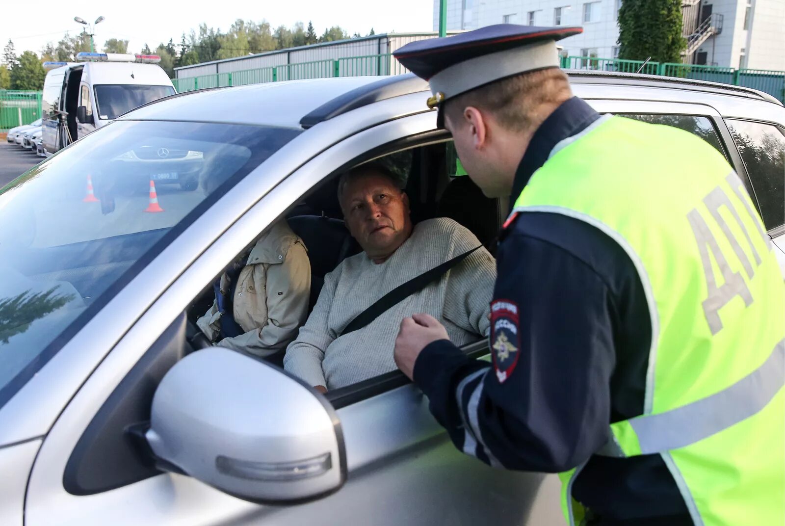 Штраф без прав беларусь. Инспектор ГИБДД. Сотрудник ГИБДД. Езда без прав. Инспектор ГАИ остановил машину.