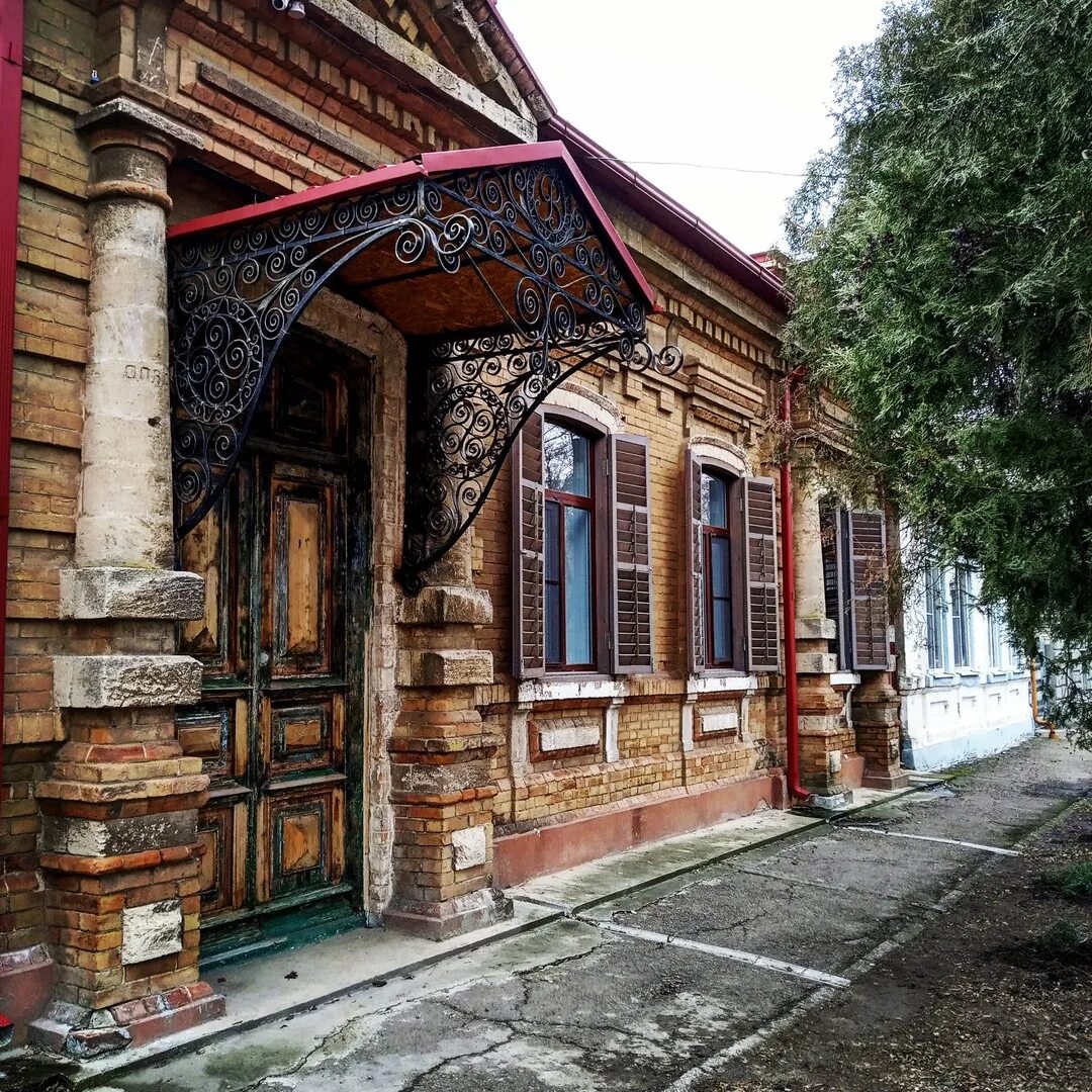 Старинная купеческая. Дом купца Варварова Ейск. Ейск Купеческий дом. Ейск здание купца Агабабова. Дом купца Лихацкого.