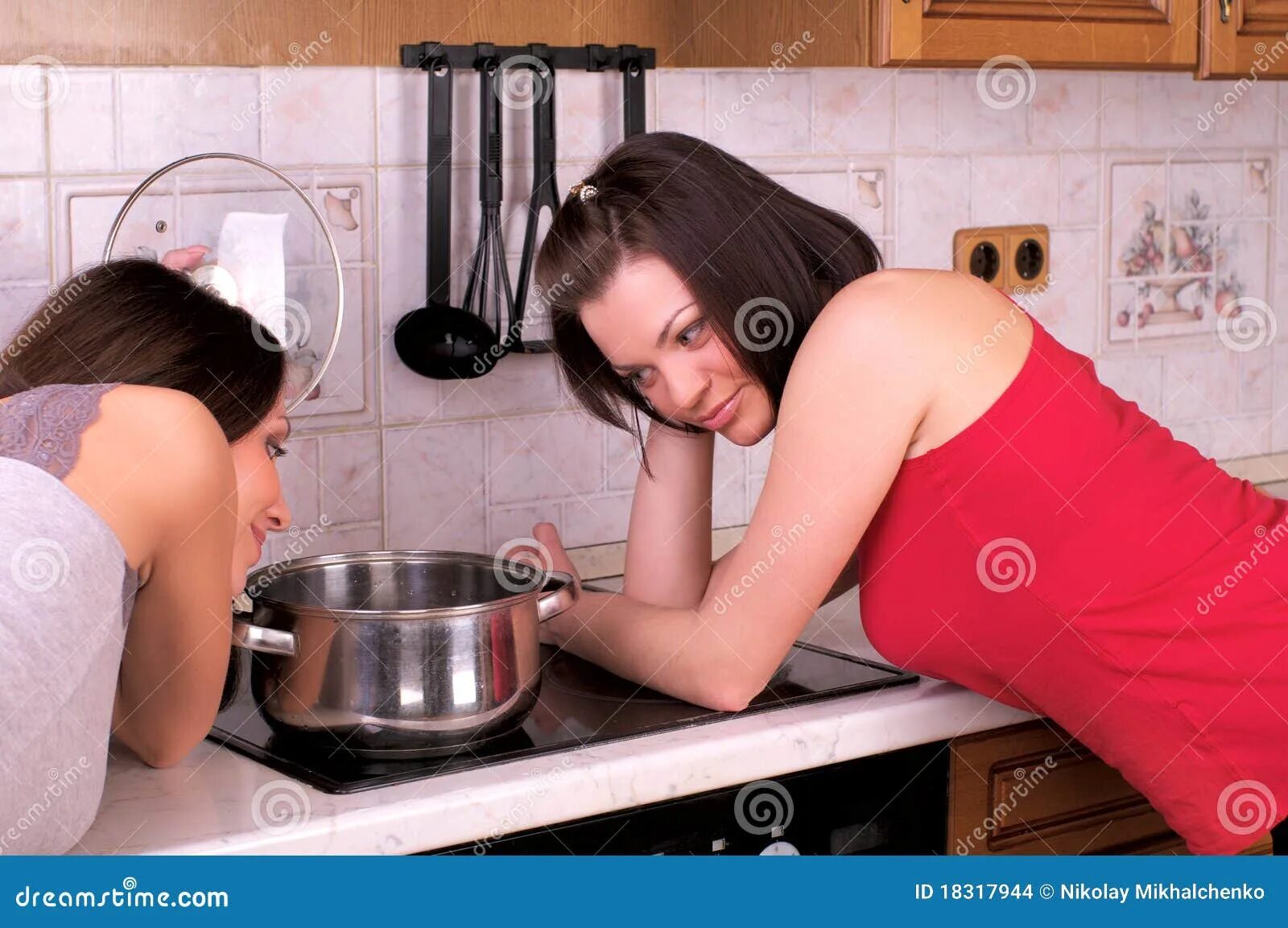 Сядь на кухне. Фотосессия подруг на кухне. Фотосессия нескольких девушек на кухне. Две женщины на кухне. Подруги готовят на кухне.