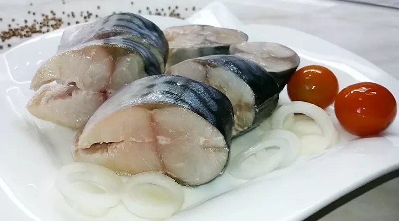Скумбрия в маринаде с луком. Скумбрия пальчики оближешь. Малосольная скумбрия пряного посола. Солёная рыба скумбрия. Замаринованная рыба в банках.
