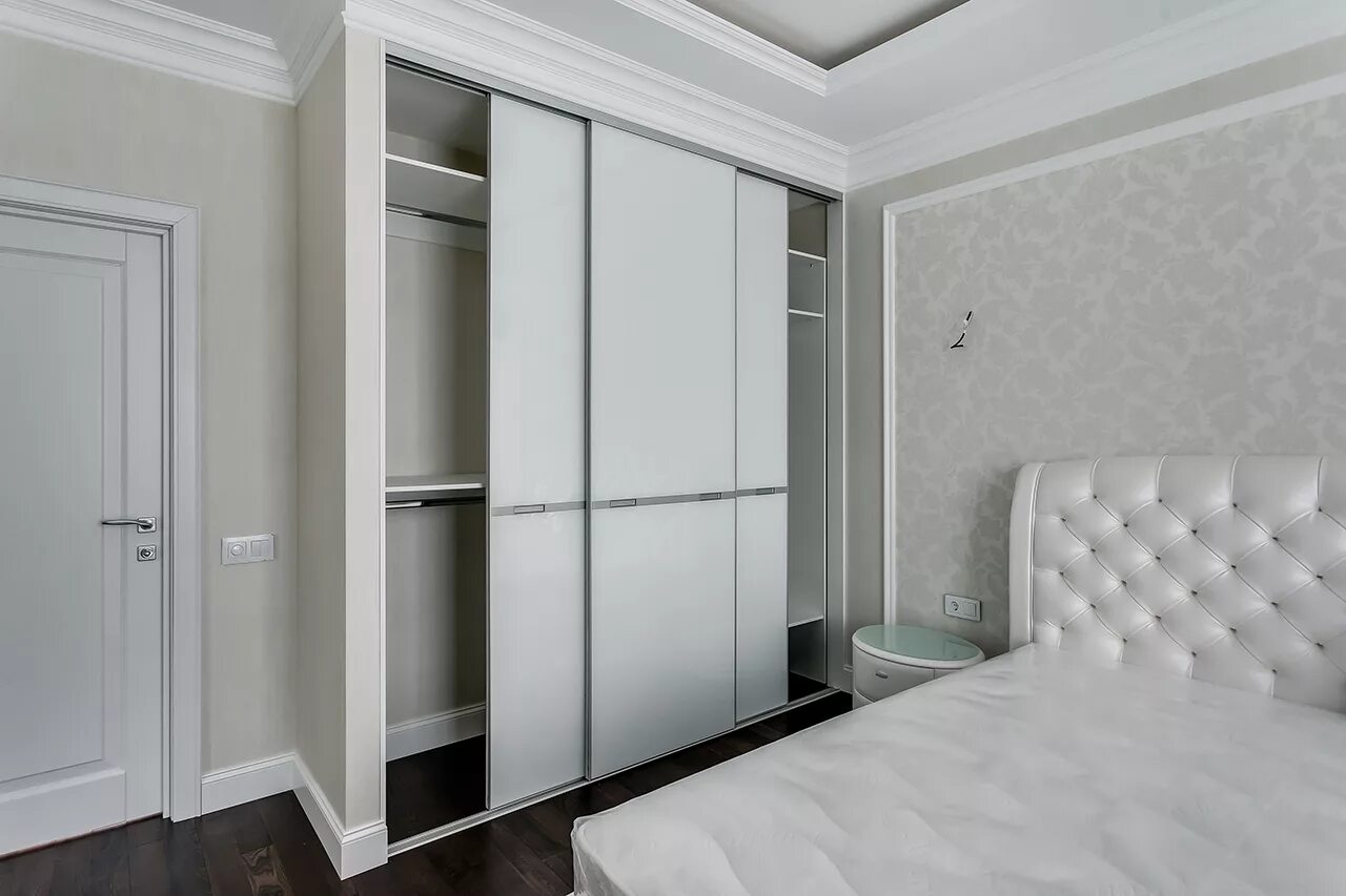 Какие спальни шкафом. Шкаф купе Нео Сантана. Встроенный шкаф в спальне. Шкафы встроенные в спальню белый. Белый встроенный шкаф в спальню.