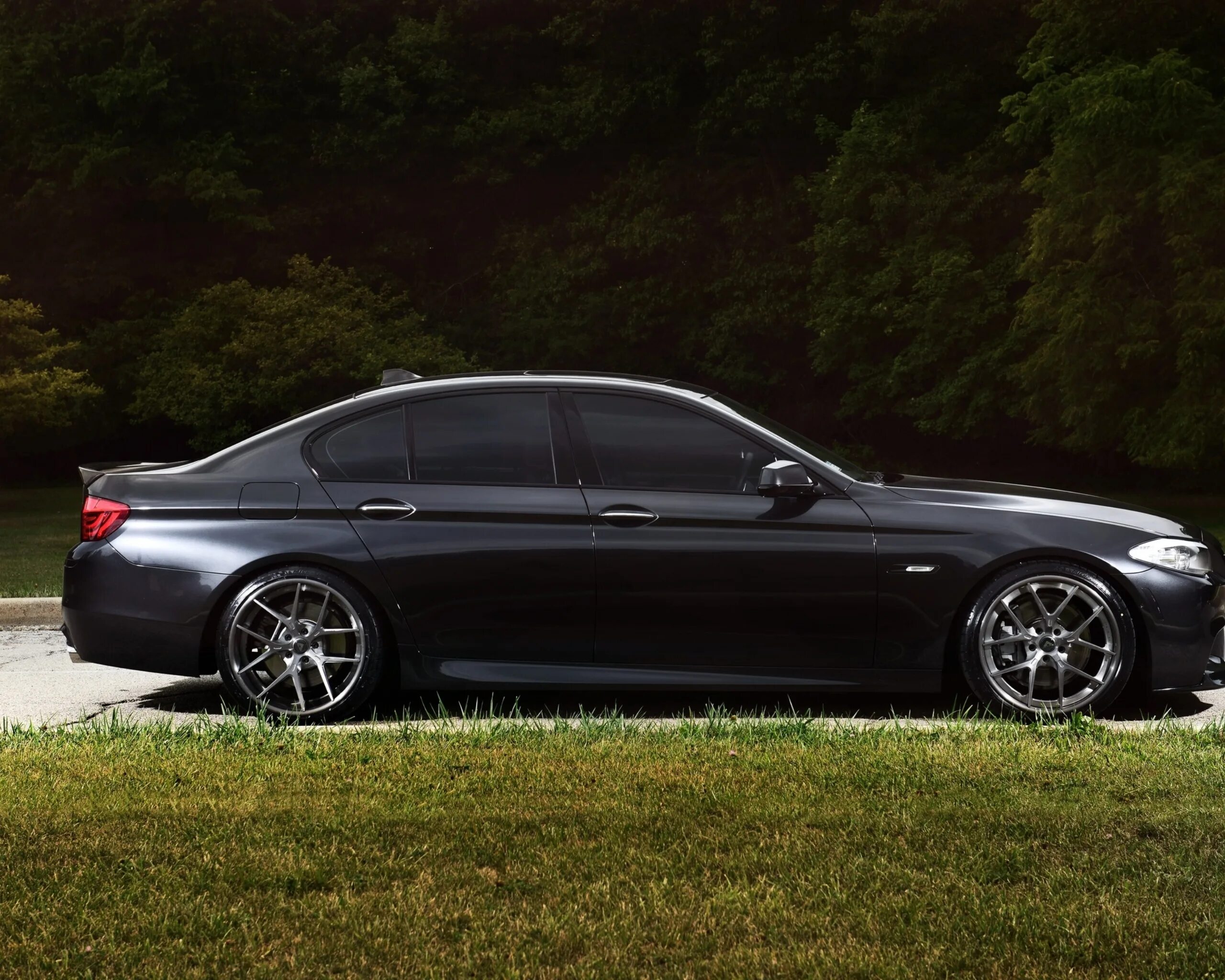 Bmw 5 black. BMW 550i f10. БМВ f10 черная. BMW f10 черная тонированная. БМВ 5 черная.