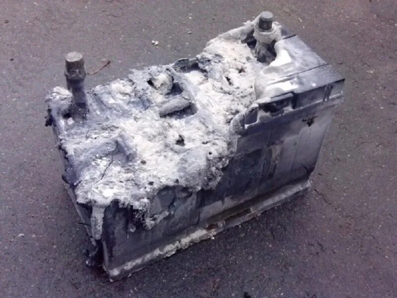 Как утилизировать вздувшийся аккумулятор. Взорвался автомобильный аккумулятор. взорванный аккумулятор автомобиля.