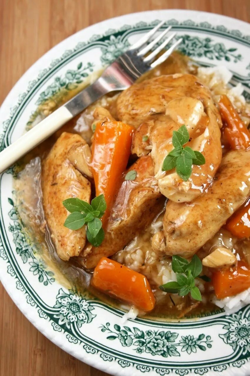 Гуляш из филе рецепт. Куриное филе гуляш. куриный гуляш с подливкой. гуляш из куриного филе на сковороде. гуляш из куриного филе с подливкой.