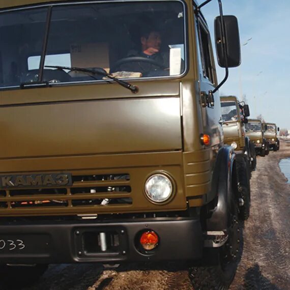 Камаз движется по главной. Камаз движется по главной. Грузовик камаз. Камаз едет по дороге. Фура в дождь.