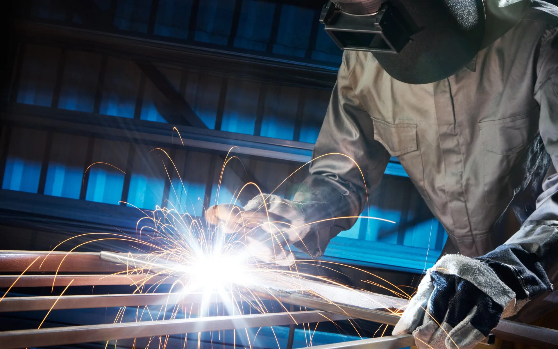 Сварщик трубопроводов. Миг маг сварка. Электросварщик ручной сварки. Сварочный цех. Электросварщик.