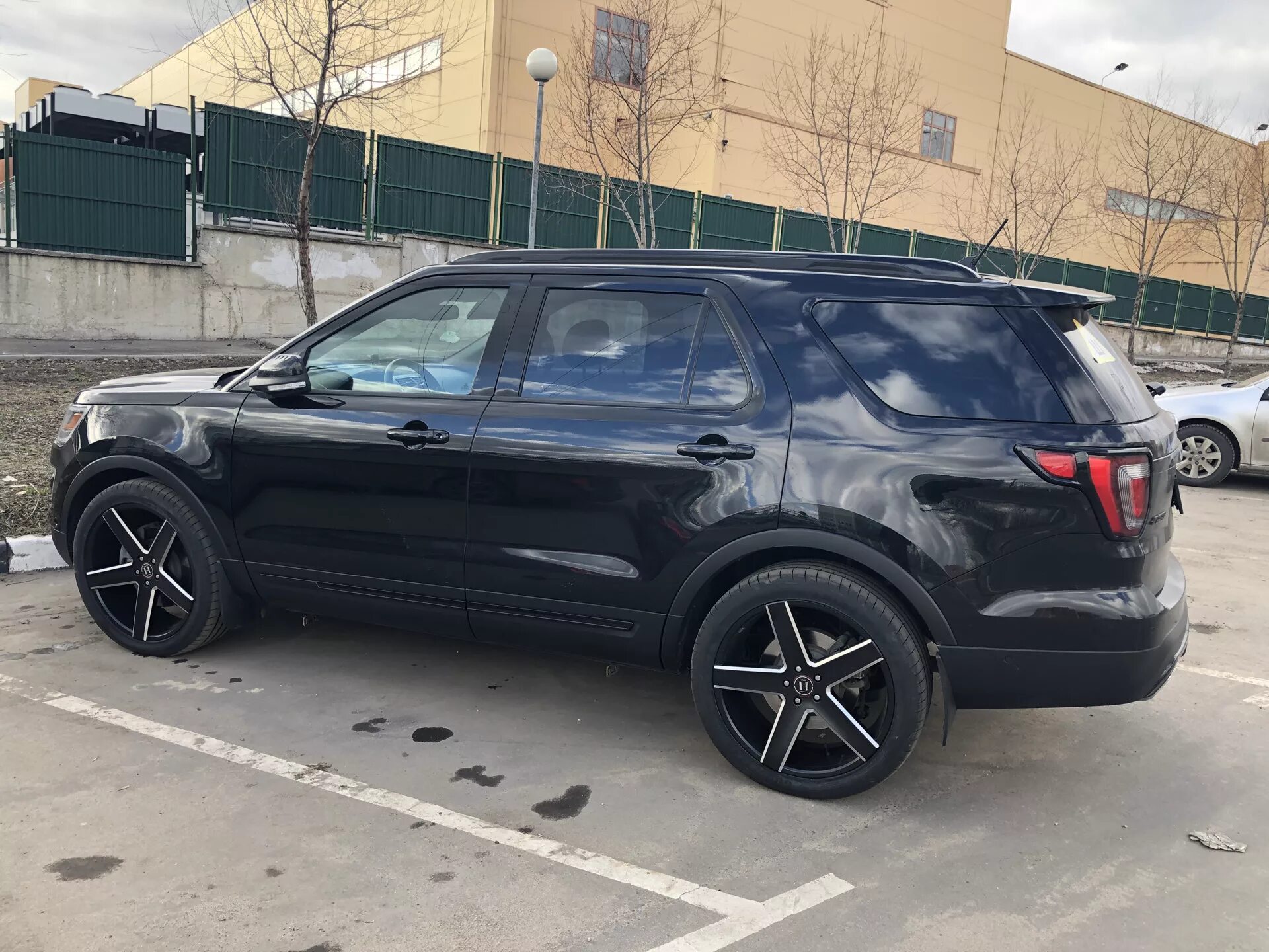 Диски эксплорер. Диски ford explorer r20. ford explorer диски 22. форд эксплорер на 22 дисках. ford explorer r22.