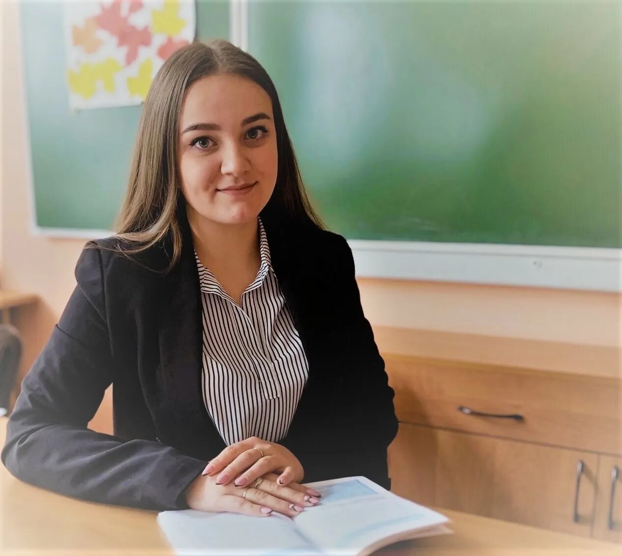 Пензенская учительница. Учительница у доски. Пензенская учительница. Девушка учитель. Педагог на больничном.