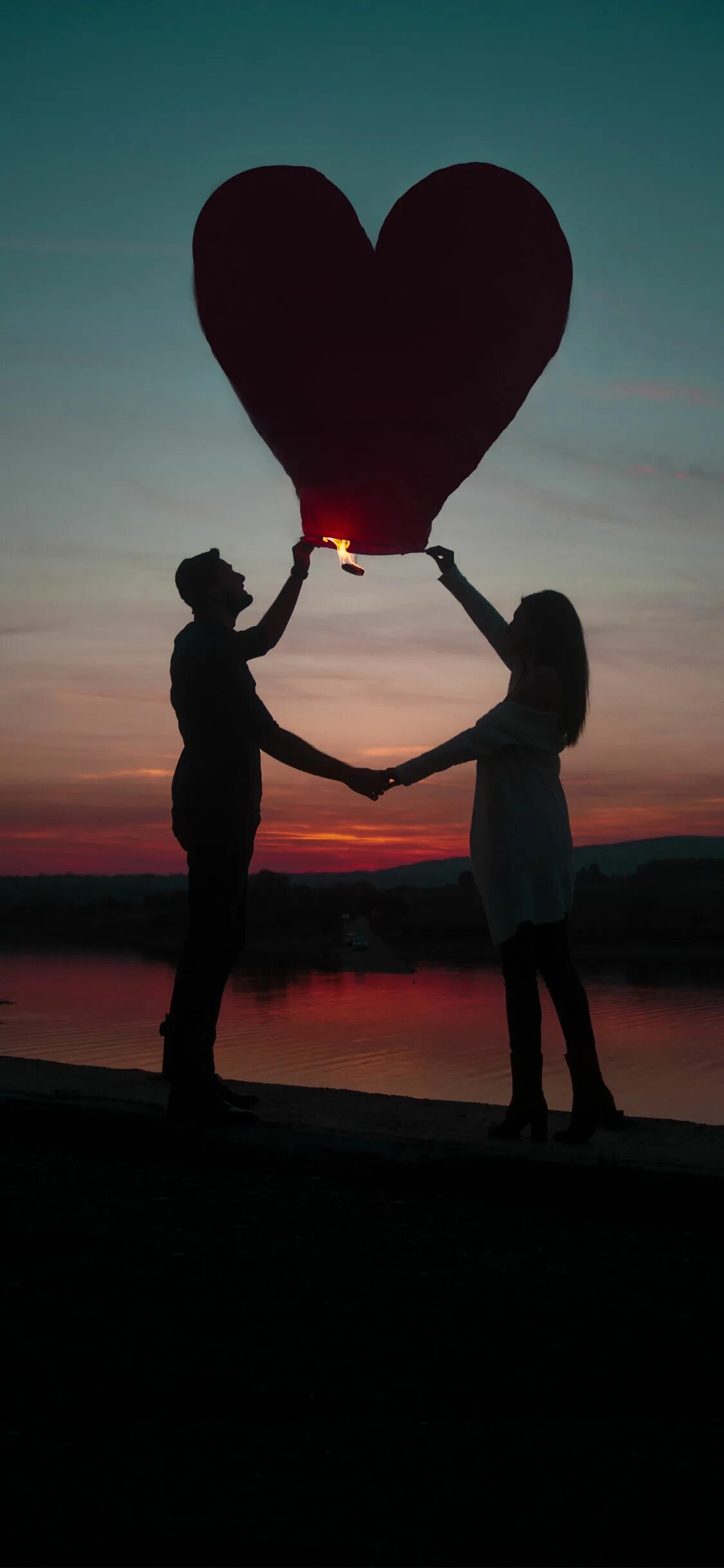 Любовь подростков. Love is in the air фото. Пара на рассвете. Best love pictures. Best love pictures.
