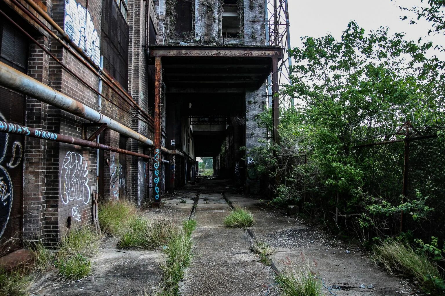 Улицах powered. Заброшенная электростанция. Петергоф заброшенная электростанция. New Orleans abandoned. Abandoned City Street.