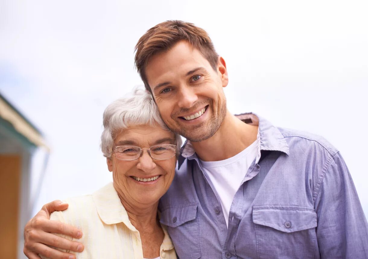 Old mother. Забота о престарелых родителях. Забавы пожилых родителей приват. Дочки-матери. An elderly woman embracing her mother arab.