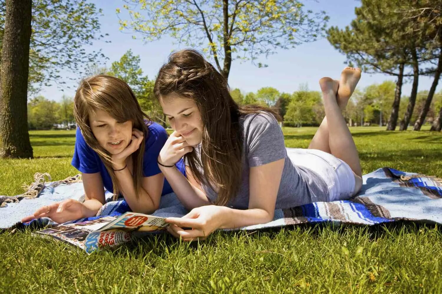 Радостная девушка. Настрой на молодость и красоту сытина. Танцы на улице. Современная молодежь. Саша абрамейцева.