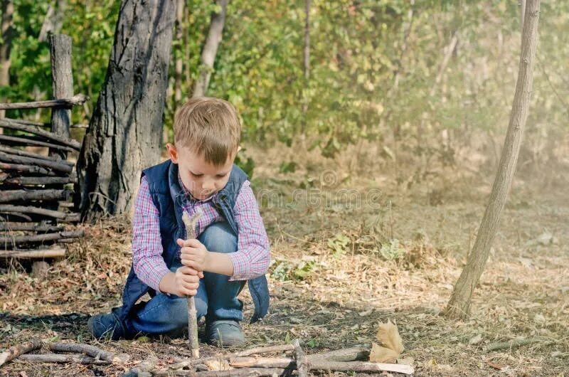Фото 4 мальчика в лесу. Картинка мальчик в лесу с телефоном. Мальчик в лесу фото. Карточка мальчик в лесу.