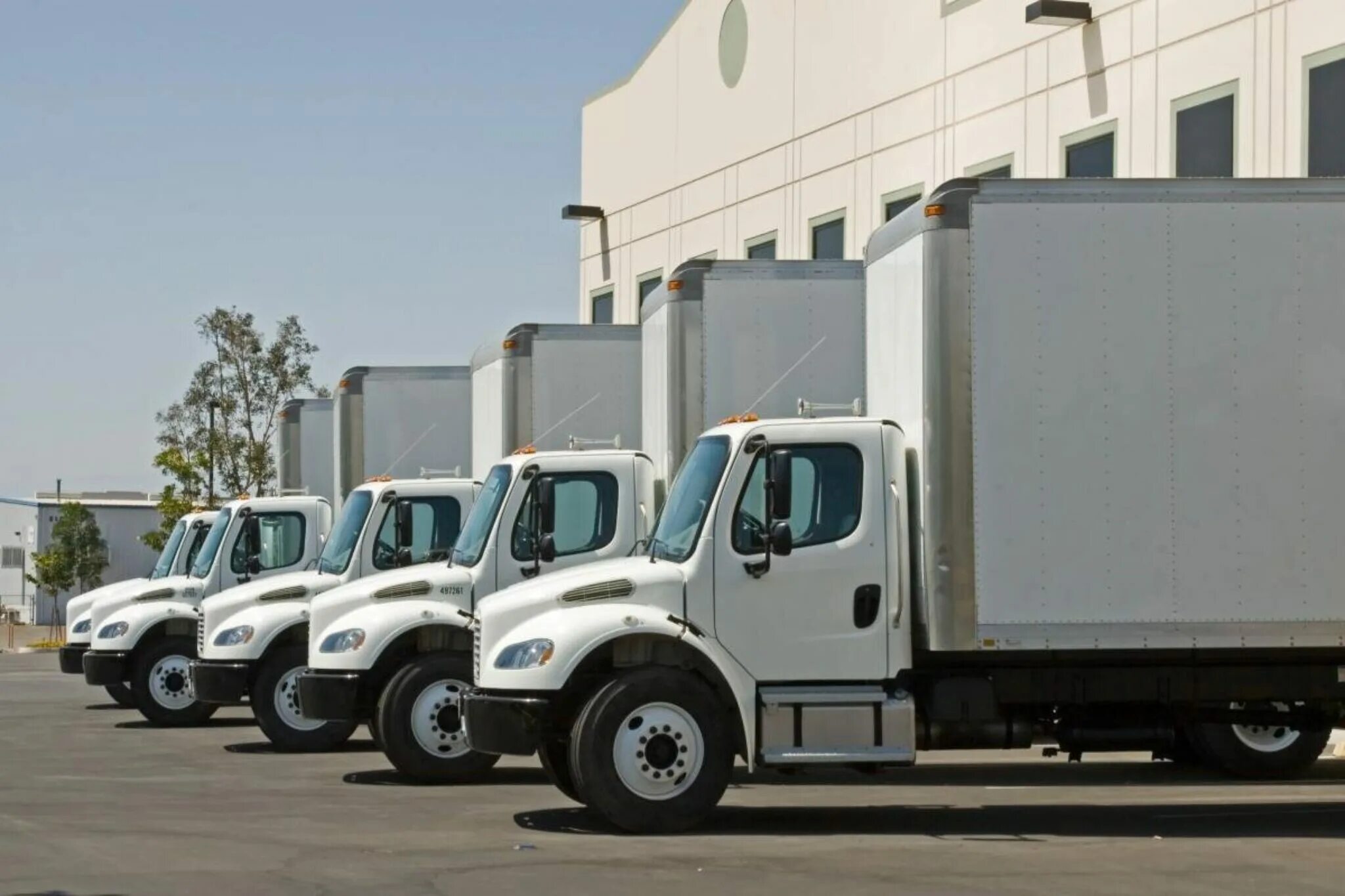 Грузовик мувинг. Мобильные Грузовики. Box Truck Transportation. Грузовой трафик.